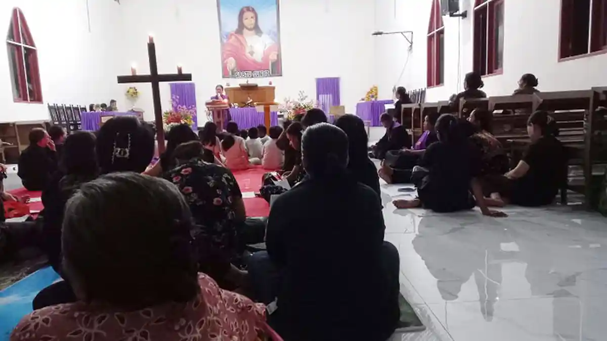 Sabtu Sunyi, Jemaat Bua Ibadah dalam Keremangan Sambil Melantai Tanda Berkabung
