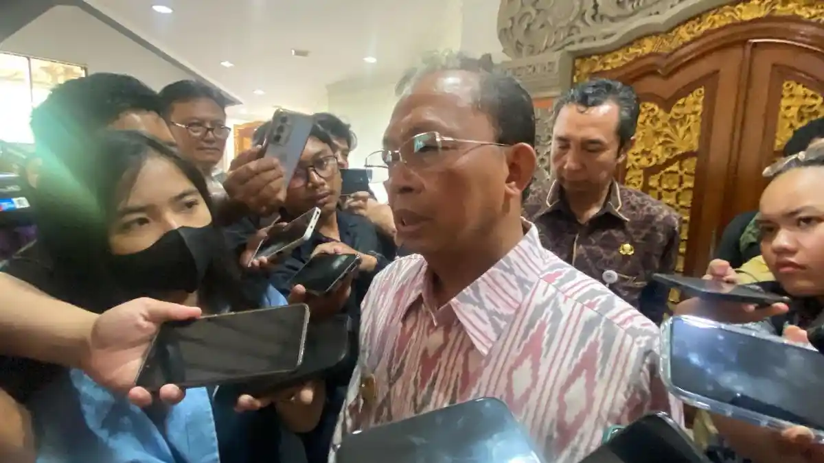 Wayan Koster Ketok Palu Polemik Lift Kaca Nusa Penida, Beri waktu 6 Bulan Sebelum Dibongkar Paksa