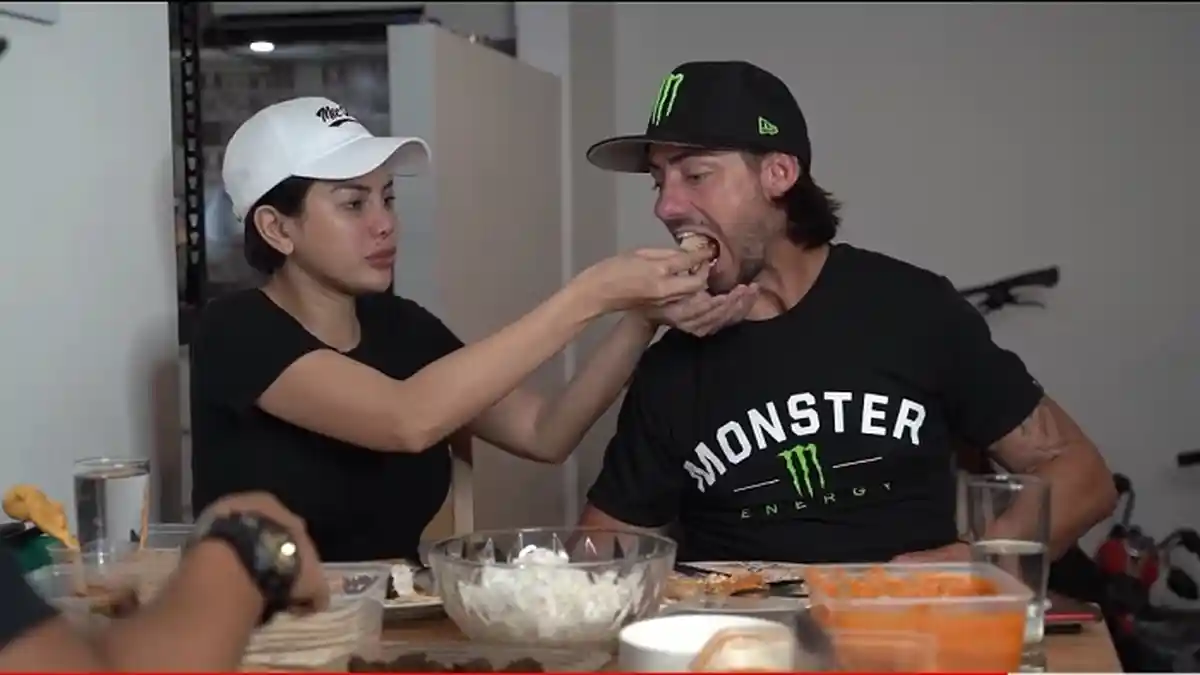 Saking Sayangnya, Nikita Mirzani Rela Suapi John Hopkins Makan Nasi Rendang