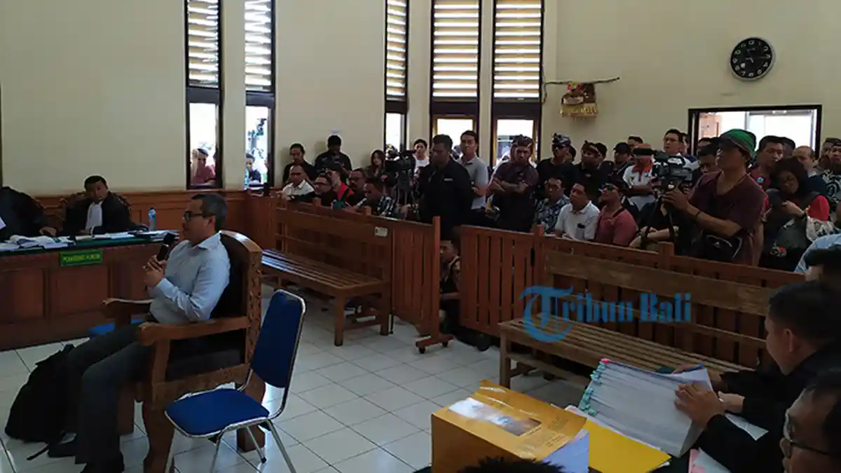 Massa Pendukung Harijanto Karjadi Padati Ruang Sidang yang Dihadiri Tomy Winata, Begini Situasinya