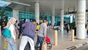 Pemudik-yang-menunggu-keberangkatan-di-Bandara-Internasional-Syamsudin-Noor2.jpg