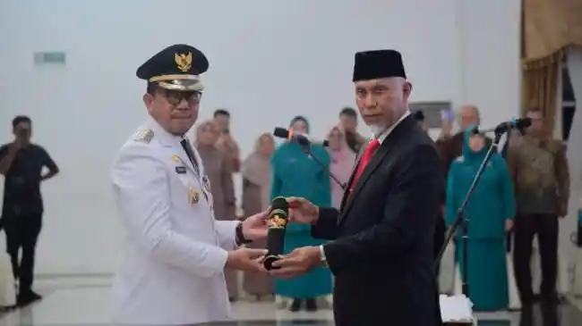 Gubernur-Mahyeldi-melantik-Zefnihan.jpg