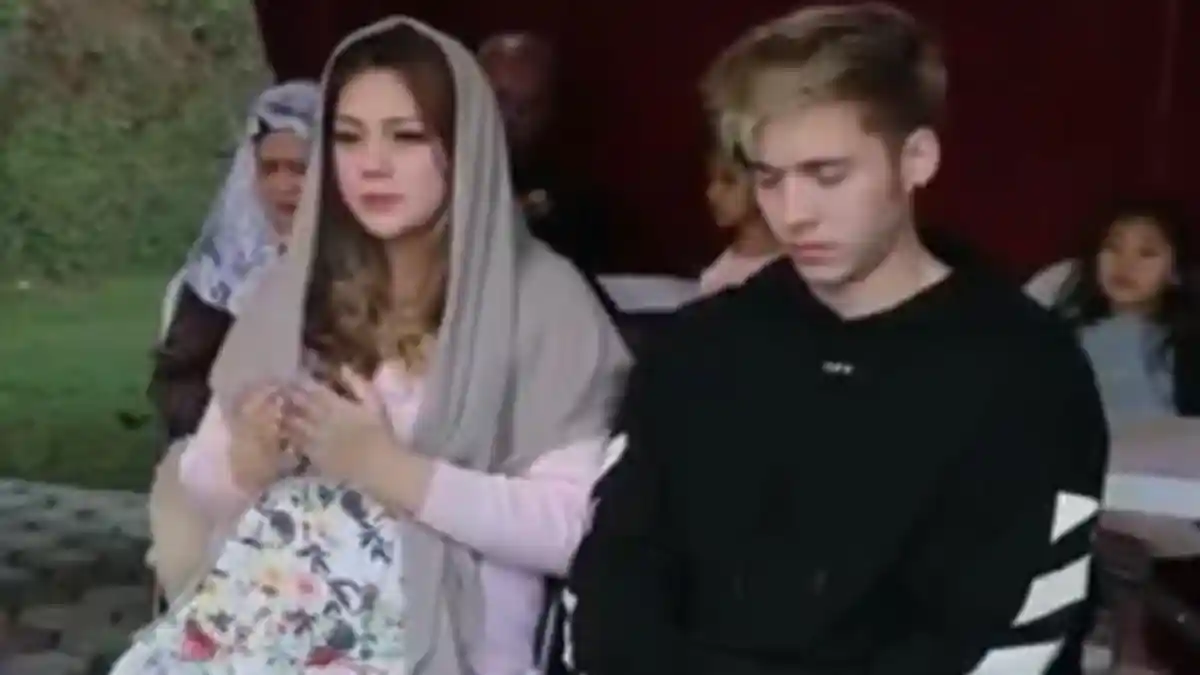 Curi Perhatian, Celine Evangelista Ungkap Alasannya Kenakan Pasmina di Momen Syukuran 7 Bulanan