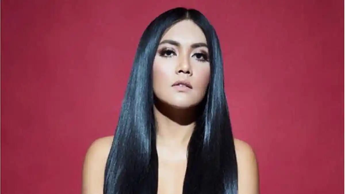 Dinilai Nggak Bener Saat Pakai Kerudung Bareng Anak, Jawaban Denada Ini Bikin Salut