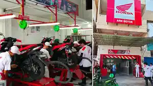 Mekanik-Honda-sedang-bekerja-di-AHASS-ARM-Motor-di-Jalan-Wolter-Monginsidi.jpg