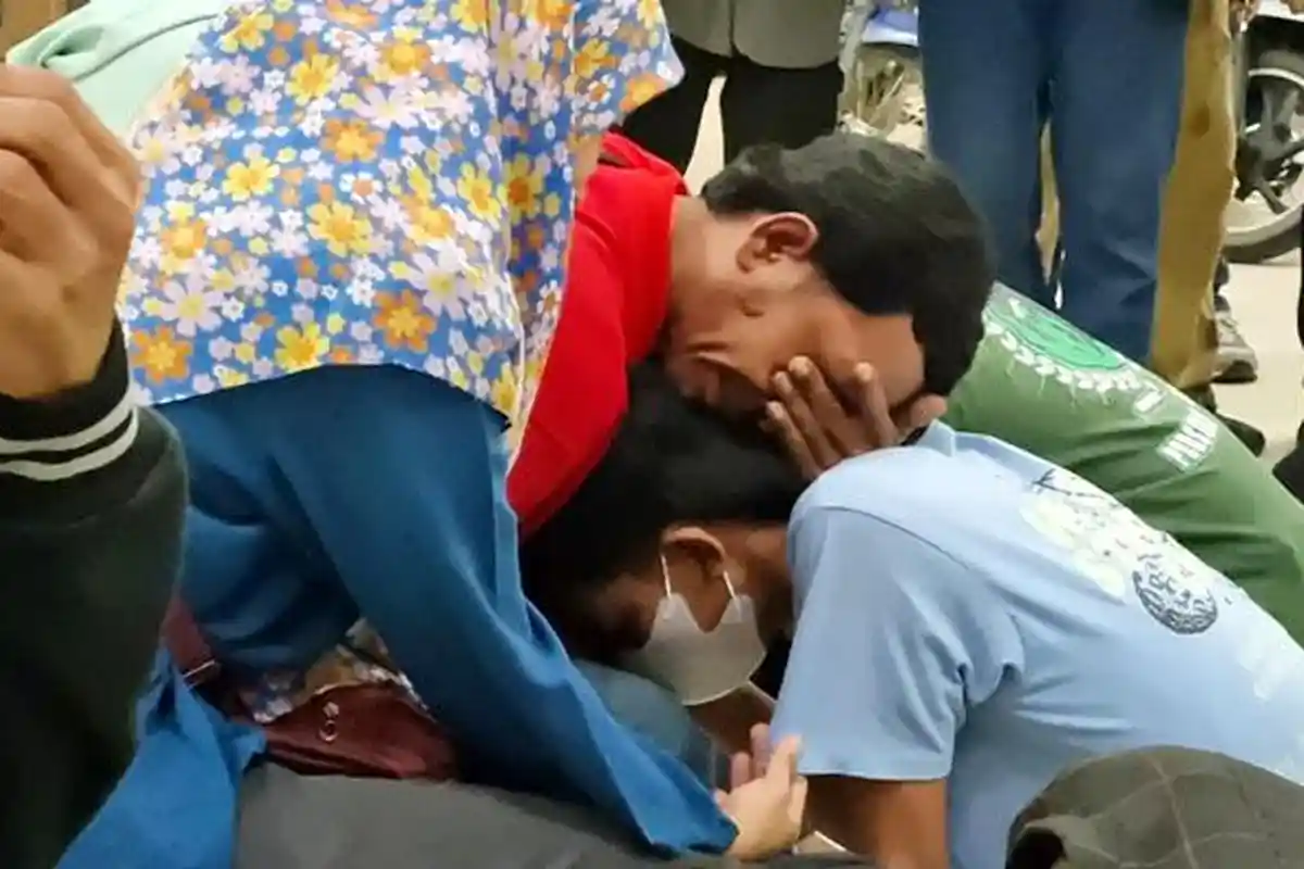 Remaja Anggota Gangster Gresik Mewek di Pangkuan Orang Tua, Diamankan Polisi Bawa Celurit Panjang