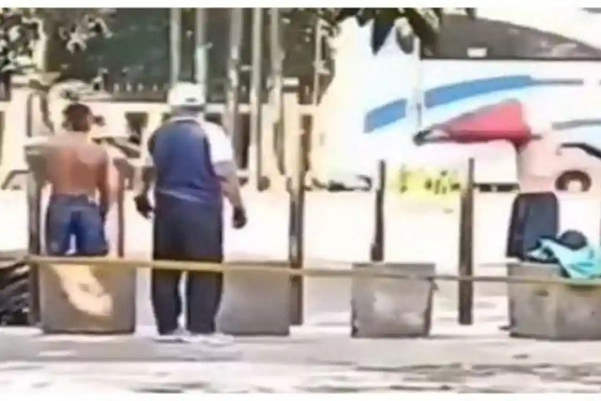 Lepas Baju dan Celana, Pengemudi Ojol Beri Pakaian ke ODGJ Tanpa Busana, Videonya Viral di Medsos