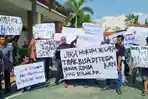 Warga Imaan Geruduk Pengadilan Negeri Gresik Lagi, Minta Pelaku Perampokan dan Pembunuh Dihukum Mati