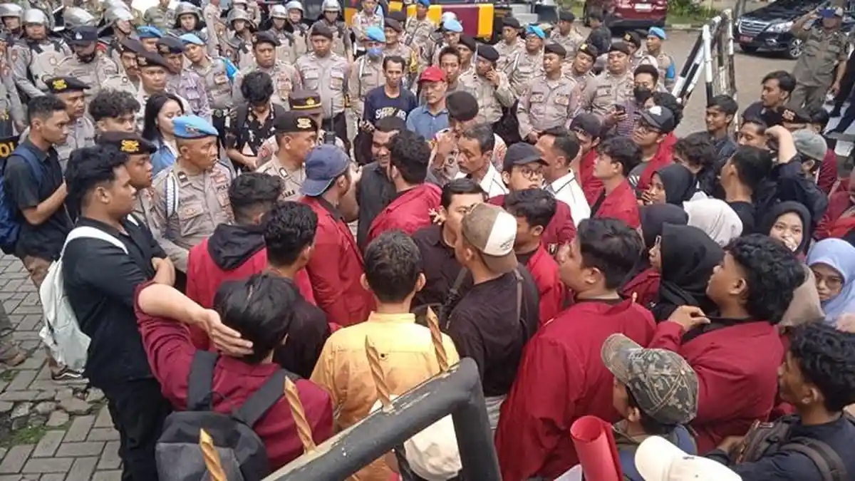 Saling Dorong, Polisi Pukuli Mahasiswa saat Demonstrasi di Gedung DPRD Jember