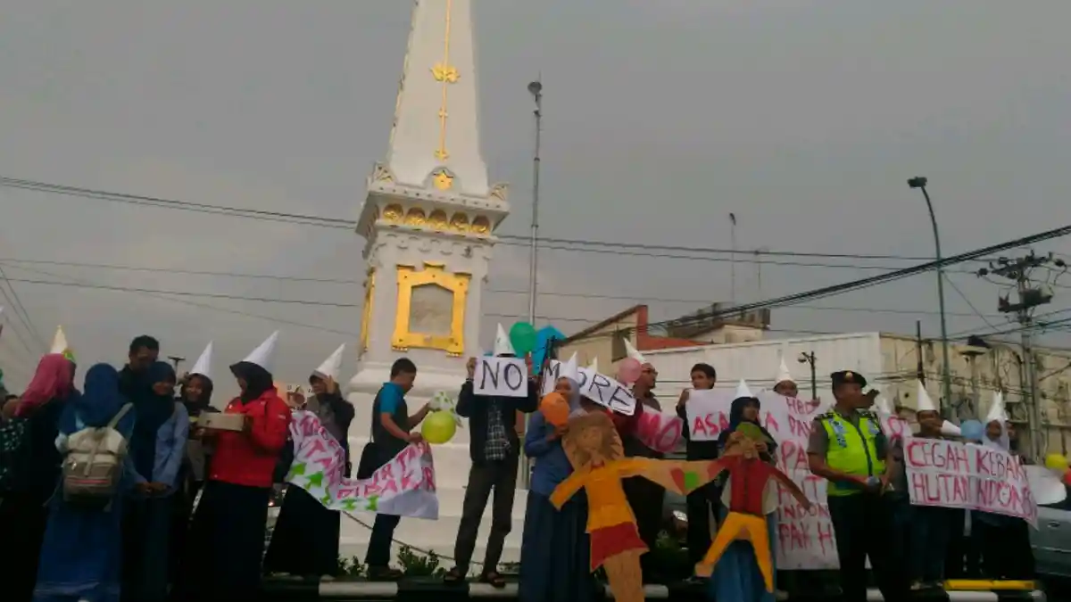 Perayaan Ulang Tahun di Tugu Jogja Ini Sekaligus Sindiran Ala Mahasiswa UGM