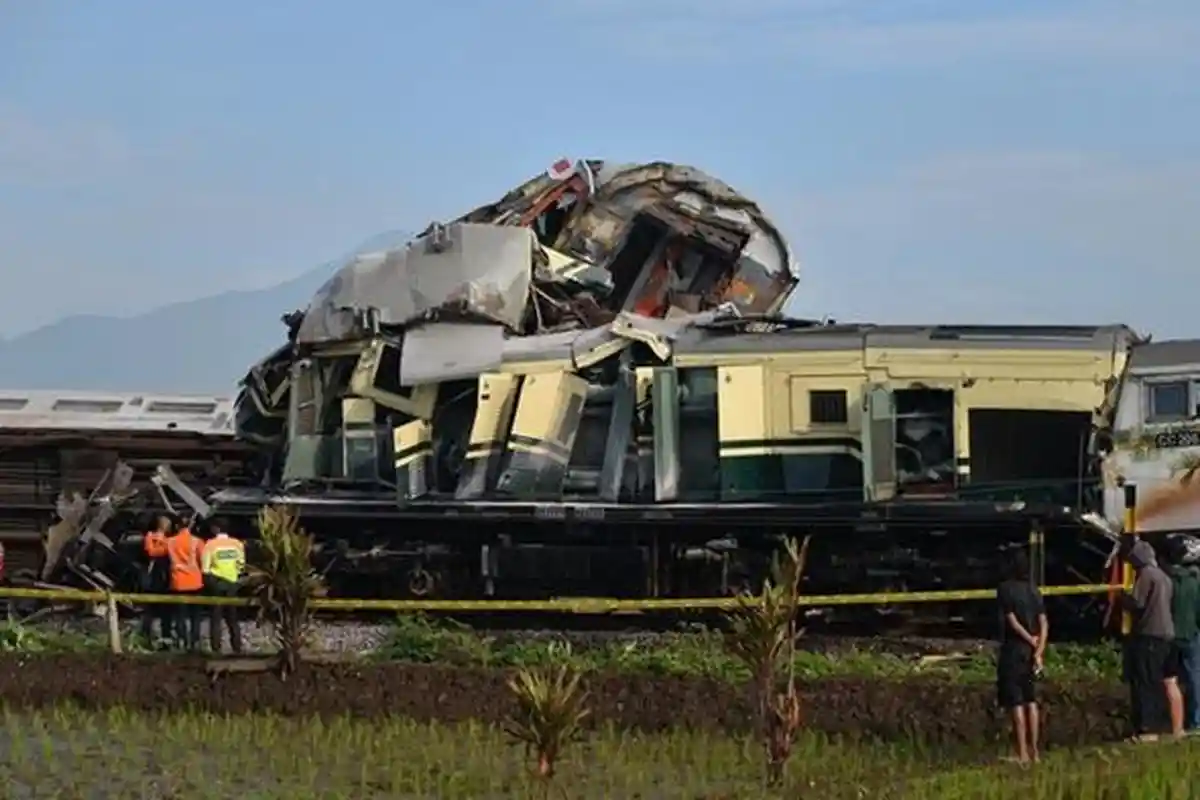 Kesaksian Penumpang Detik-Detik KA Turangga dan KA Lokal Bandung Raya Bertabrakan di Cicalengka