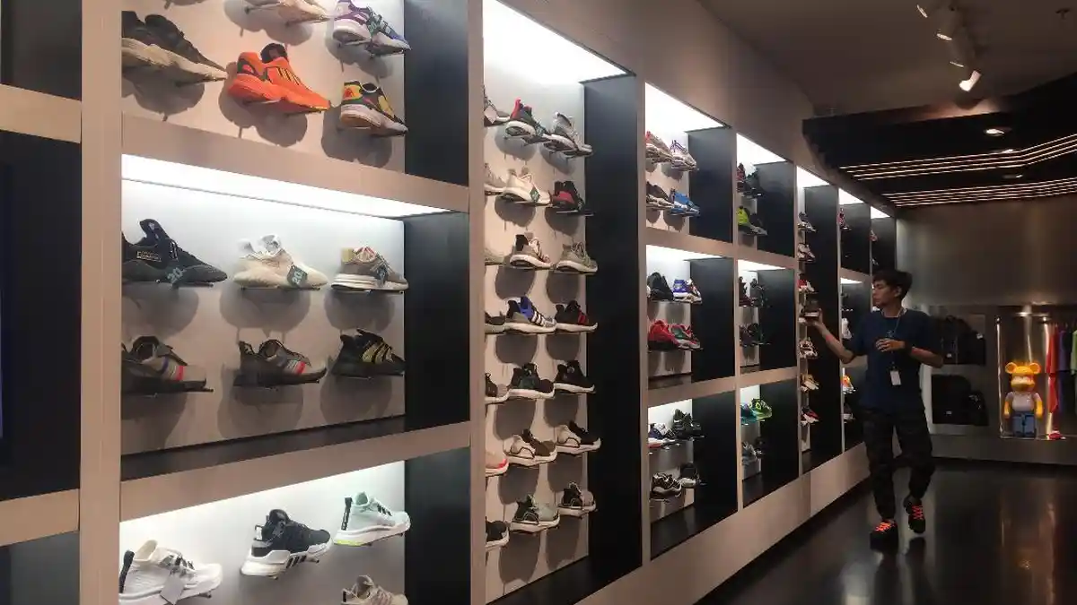 Harga Sepatu Adidas Yeezy 350 V2 Black Rp 3,6 Juta, Tapi Ada yang Berani Bayar Lebih Mahal