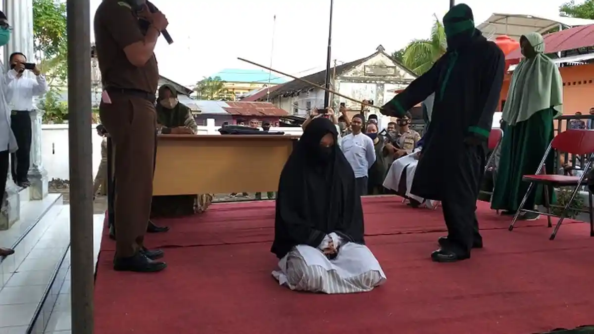 Dua Wanita Terpidana Judi Online di Langsa Dicambuk      