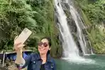 Seorang-wisatawan-tampak-sedang-mengabadikan-momen-selfie.jpg