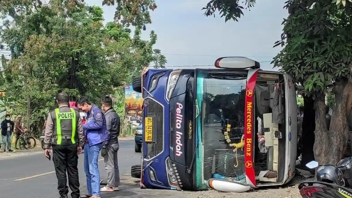 Bus Penumpang Terguling di Kediri, 13 Orang Terluka Dilarikan ke Rumah Sakit