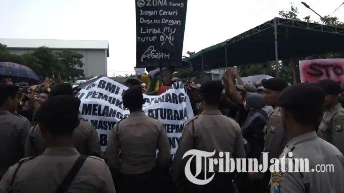 Warga Enam Desa Ini Tuntut Pabrik Hilangkan Limbah Berbau Busuk