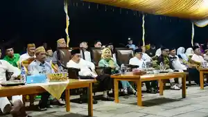 Wali-Kota-Gorontalo-Adhan-Dambea-duduk-berdampingan-dengan-Wakil-Gubernur-Gorontalo-Idah-Syahidah.jpg