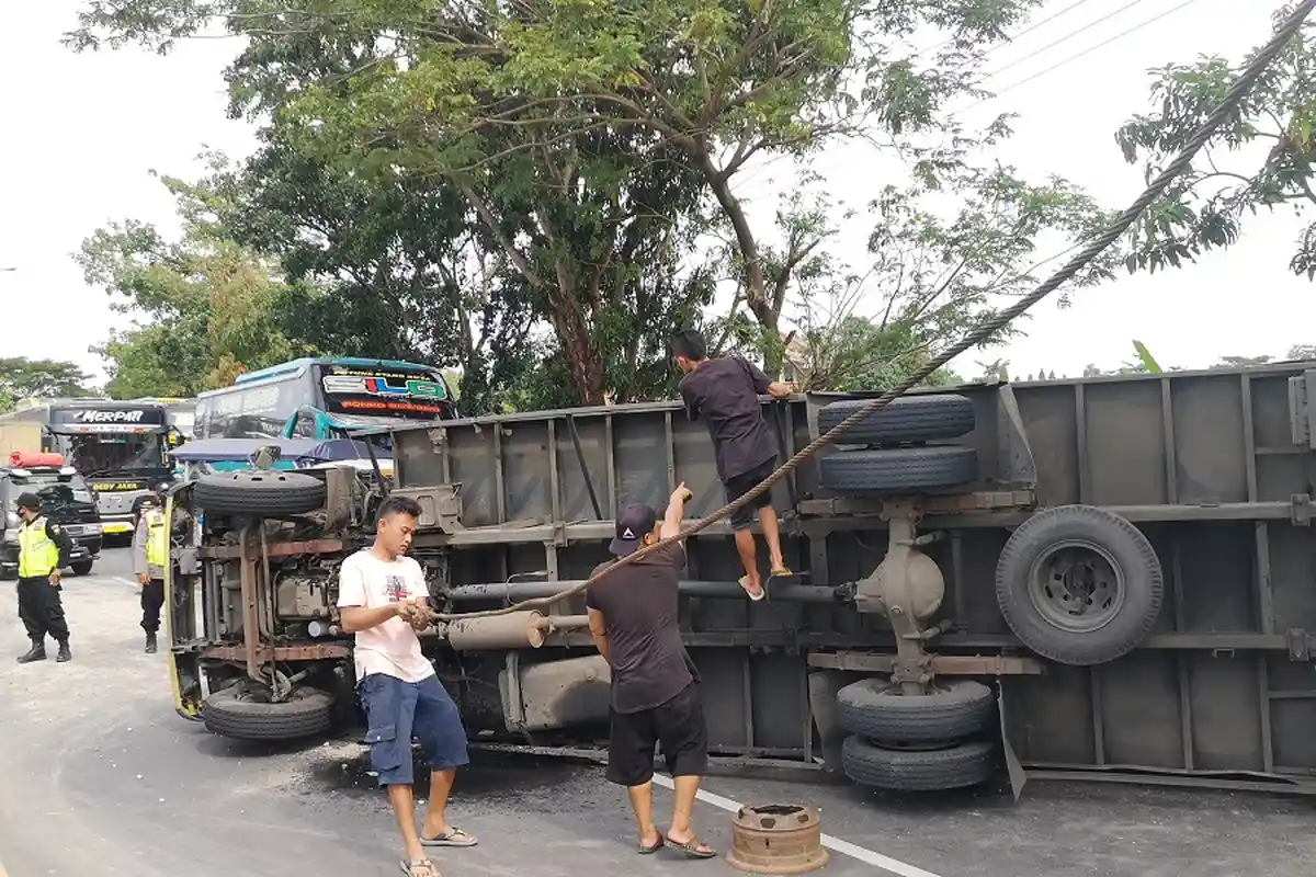 Truk Terguling Tabrak Pembatas Jalan, Arus Mudik Macet Parah Hingga 8Km di Jatibarang Indramayu 