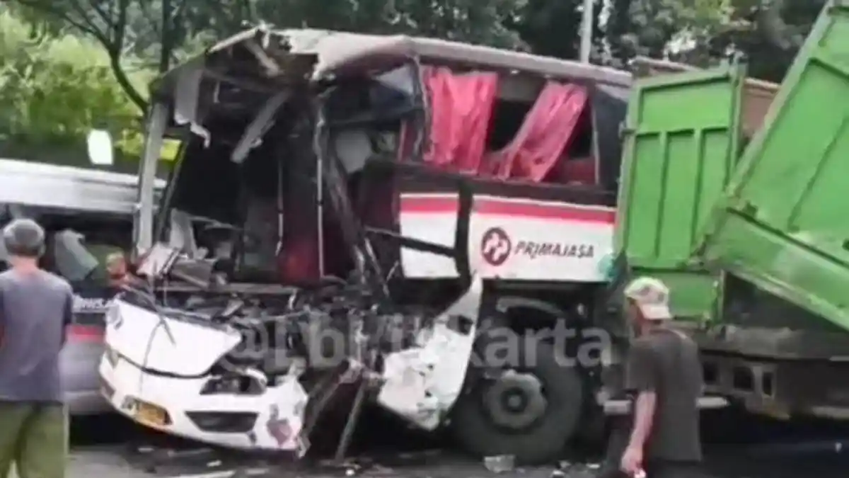 4 Kendaraan Terlibat Kecelakaan Beruntun di Tol Cipularang, Bus Primajasa Ringsek Berat