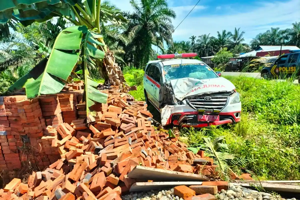 Ambulance RSUD Mukomuko Alami Kecelakaan di Jalan Lintas Sumbar-Bengkulu