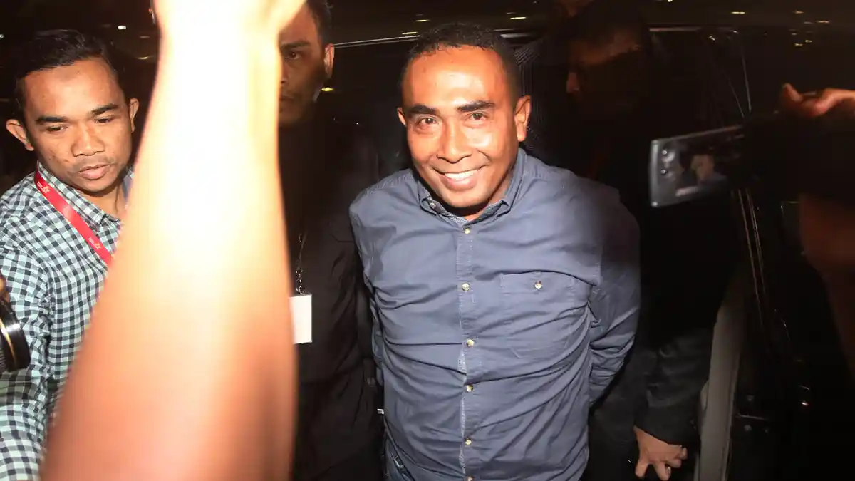 Keterangan Berbeda, Bupati Buton Disodorkan Video Kesaksian di Persidangan Akil Mochtar