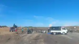 Suasana-aksi-demo-puluhan-warga-Desa-Bukitmulya-di-jalan-hauling2.jpg