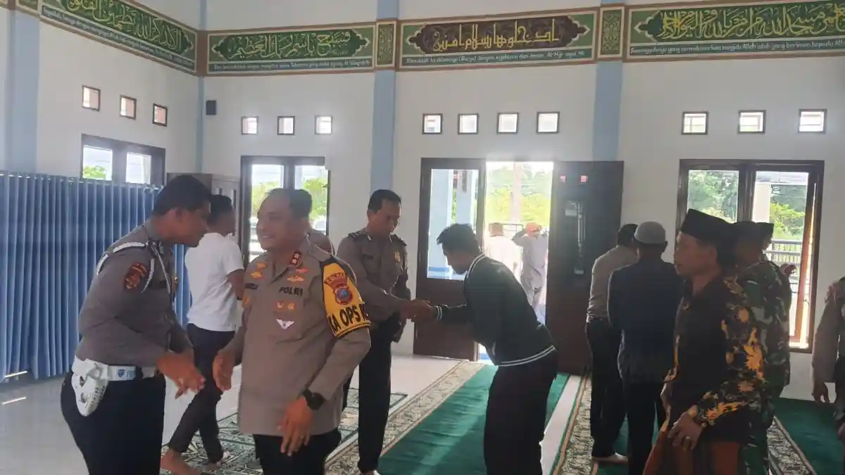 Kebersamaan Selama Ramadhan, Kapolres Humbahas Shalat Jum’at Berjamaah dengan Masyarakat