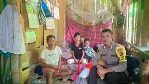 SERAHKAN-BANTUAN-Polisi-RW-Polres-Manggarai-Timur.jpg