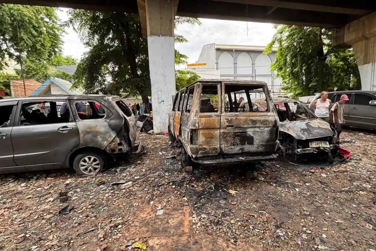 3 Mobil Terbakar di Kolong Rel KA Karang Anyar Jakpus, Diduga Ada Kebocoran Gas dari Dalam Kendaraan