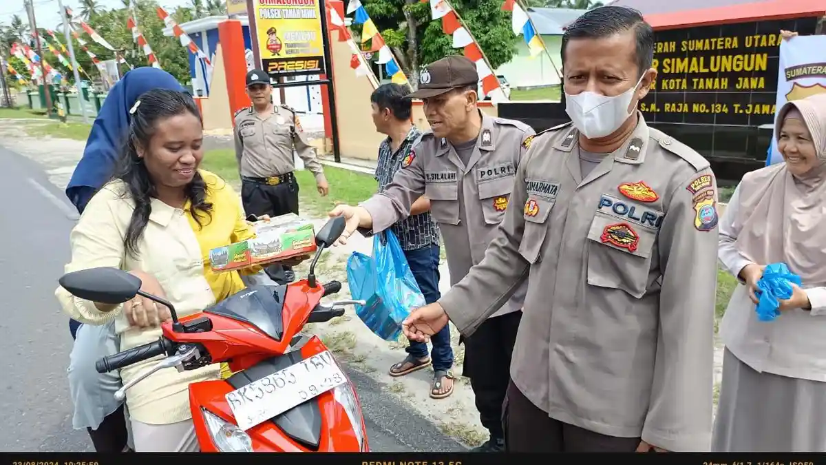 Gelar Jumat Berkah, Polsek Tanah Jawa Bagikan Nasi Kotak dan Sosialisasi Keselamatan Berlalu Lintas