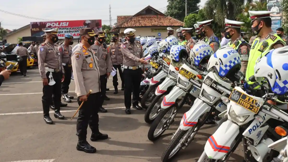 Pengamanan Nataru, Kapolresta Bandar Lampung Cek Kelengkapan Surat Dinas Kendaraan Personel  