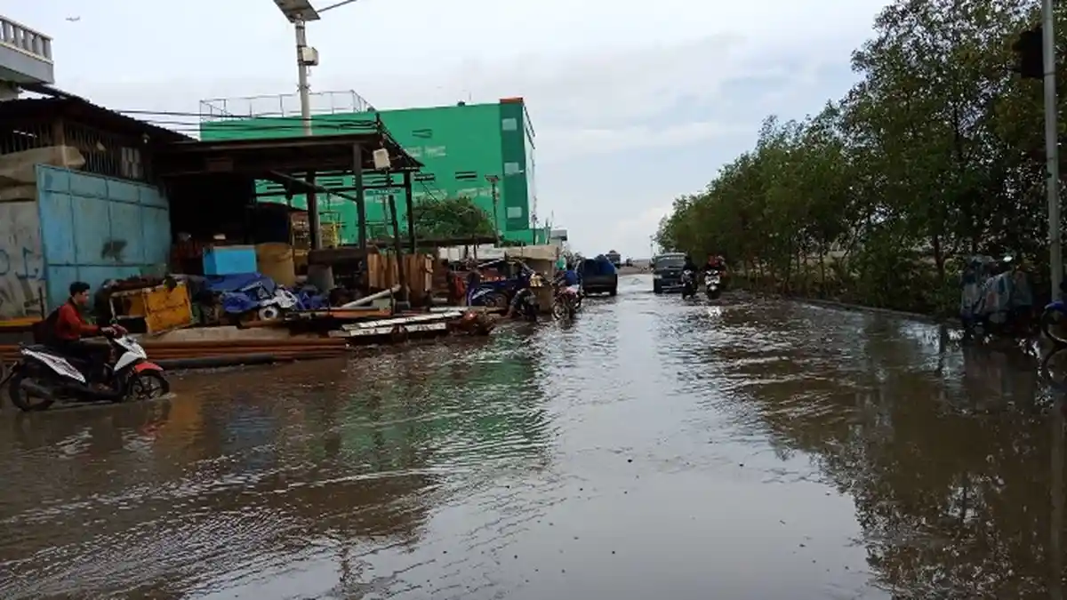 Pelabuhan Nizam Zachman Tergenang oleh Banjir Rob