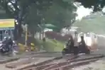 terobos-pintu-kereta-api-di-cimindi-3062022.jpg
