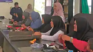 Warga-Naga-Umbang-pembuatan-suvenir.jpg