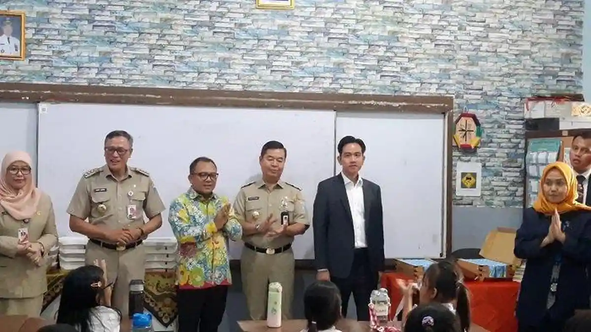 Pakai Jas, Wapres Gibran Bagikan Makanan Bergizi Gratis di SDN 03 Menteng, Begini Respons Murid