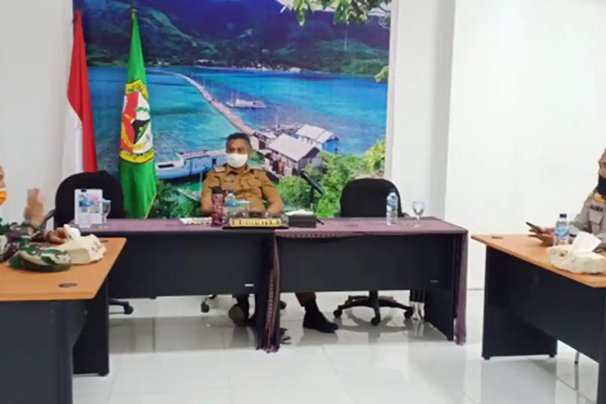 Bupati Robby VC dengan Pasien Terindikasi Positif Covid-19 di RSUD TC Hillers Maumere