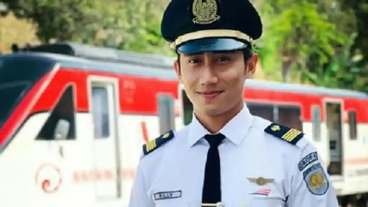 Mengenal Wilzan Billy Husein, Kondektur Kereta Api yang Viral karena Tampan, Masih Berusia 25 Tahun