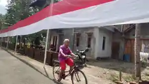 VIRAL-Ibu-Ini-Jahit-Bendera-Merah-Putih-780-Meter-Dipasang-Pakai-400-Tiang-hingga-Kelilingi-5-RT.jpg