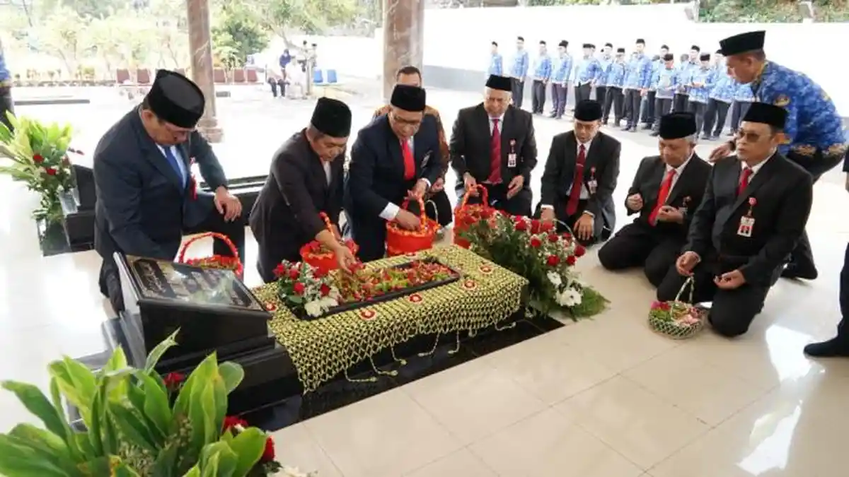 Hari Jadi ke-81 Jatim: Bakorwil III Malang Ziarah ke Makam Mantan Wagub Abdul Hamid Mahmud