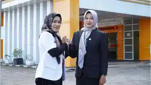 Renny-Angraeny-Sari-kiri-saat-menjabat-tangan-Plt.jpg