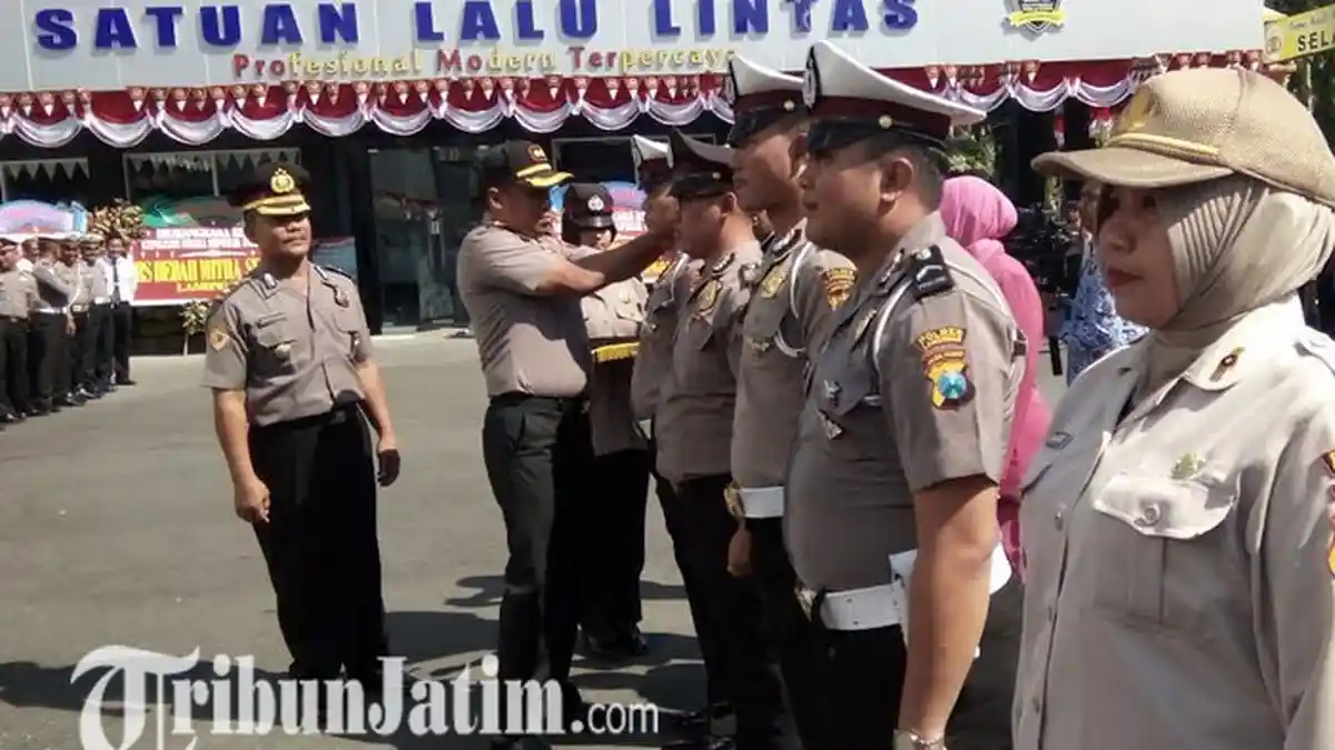 Seorang Diri Ringkus Dua Orang Teroris, Polisi Lamongan ini Dapat Kenaikan Pangkat dari Kapolri