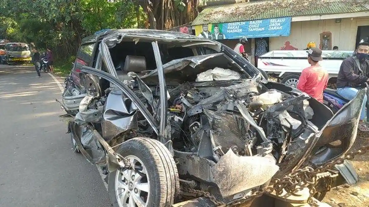 Kecelakaan Tadi Malam Pukul 22.16 WIB, Mobil Honda Civic Tabrak Truk dari Belakang