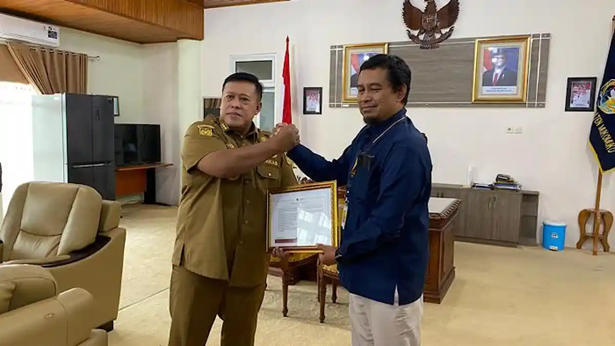 DJP Serahkan Piagam Wajib Pajak ke Bupati Mukomuko Bengkulu: Agar Tahu Hak dan Kewajiban