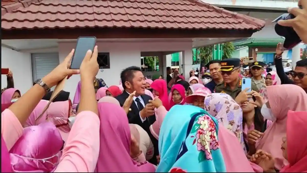 Demo di Kantor Gubernur Sumsel, Emak-emak di Palembang Protes Minta Turunkan Harga Sembako