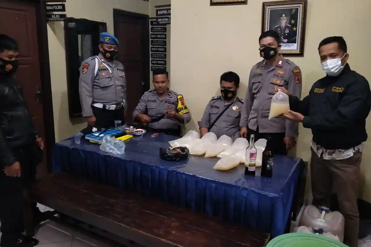 Polsek Sungaipenuh Amankan Puluhan Liter Tuak dan Lima Orang Digelandang