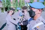 Kapolres-Situbondo-AKBP-Andi-Sinjaya-saat-melakukan-proses-pemecatan-terhadap.jpg