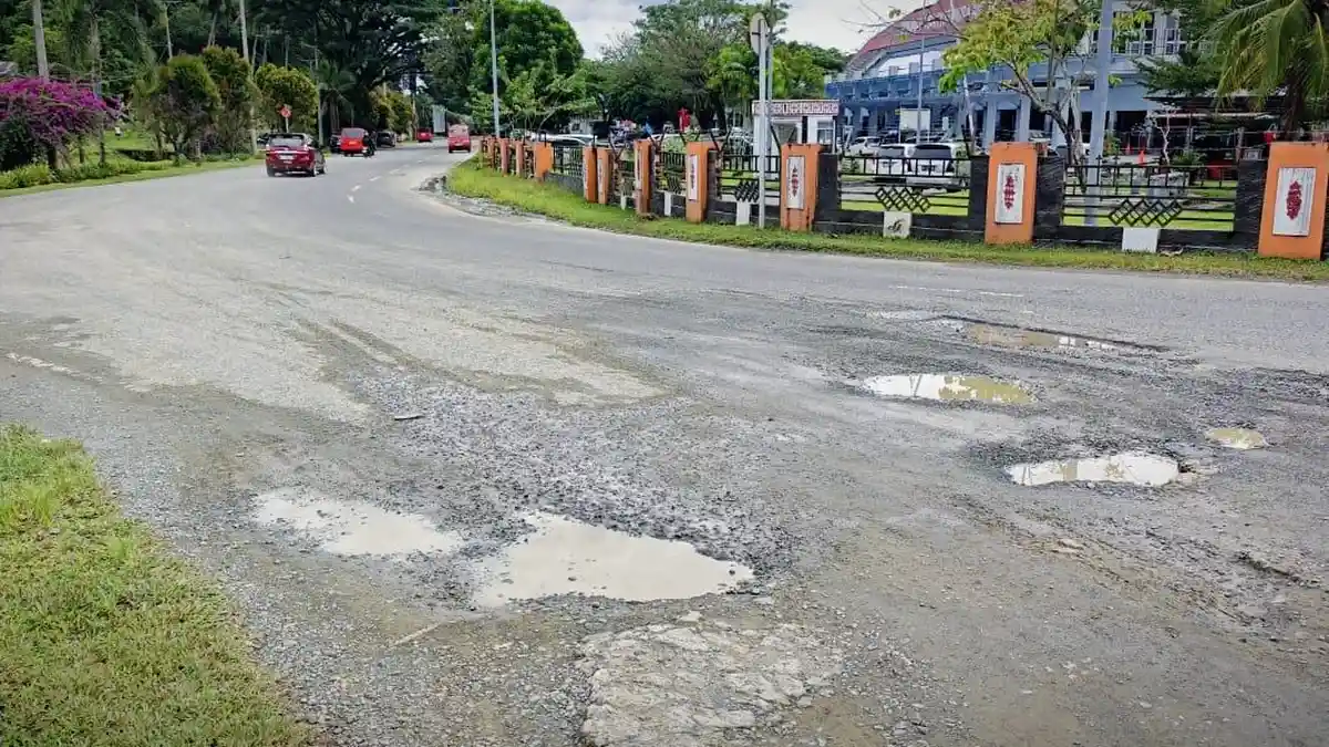 Setengah Badan Jalan Rusak, 11 Lubang Besar Menganga di Depan Bandara Pattimura Ambon