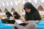 Membaca Alquran Saat Ramadhan di Masjid Raya Al-Jabbar