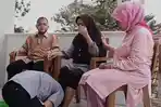 muhammad-ramdanu-alias-danu-saat-bersimpuh-di-kaki-kedua-orang-tuanya-sambil-menangis.jpg