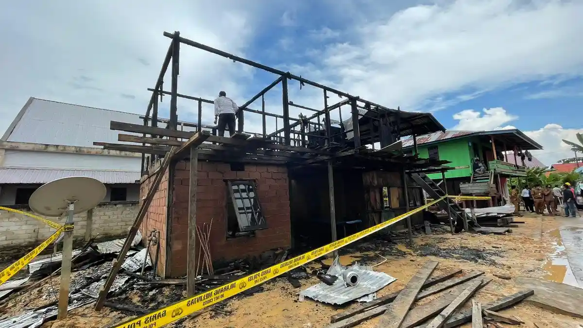 Rumah Berlantai Dua di Jalan Soekarno Hatta Bontang Hangus Terbakar, Menantu dan Cucu Terluka 